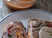 Una foto de carne rellena con tocino