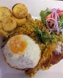 Espectacular arroz amarillo con pollo frito, fácil y económico con su emoción y sarza criolla
