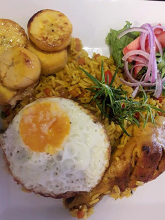 Una foto de Espectacular arroz amarillo con pollo frito, fácil y económico con su emoción y sarza criolla