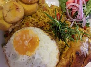 Una foto de Espectacular arroz amarillo con pollo frito, fácil y económico con su emoción y sarza criolla