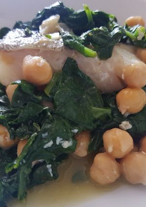 Una foto de Lomos de Bacalao con garbanzos y espinacas en Thermomix tm5