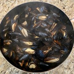 A picture of Mussels, tomatoes, and garlic.