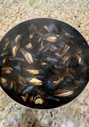 A picture of Mussels, tomatoes, and garlic.
