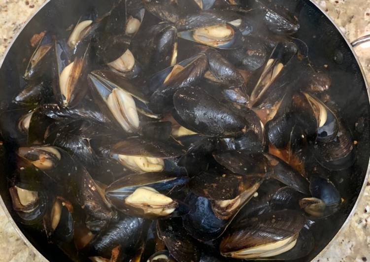 Simple Way to Prepare Quick Mussels, tomatoes, and garlic