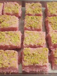தேங்காய் பர்பி (Thenkaai burfi recipe in tamil) செய்முறை முக்கிய புகைப்படம்