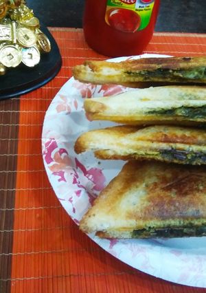 A picture of Cheezy Soya spinach mushroom sandwich.