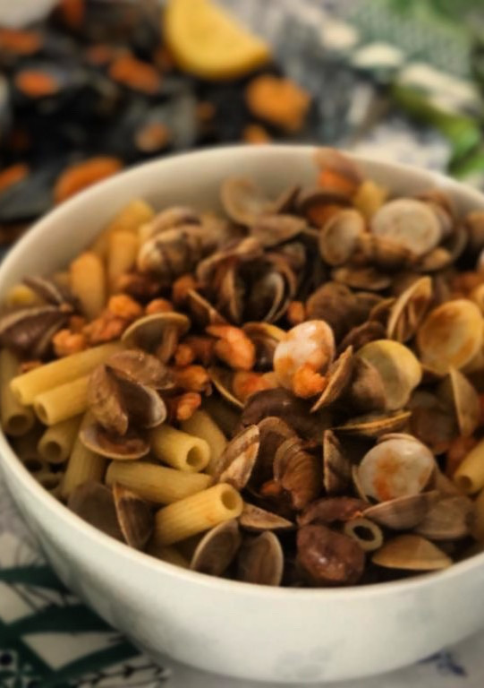 Una foto de Macarrones con gambita y almeja
