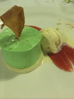 Una foto de Mousse de té Matcha con crujiente de almendras