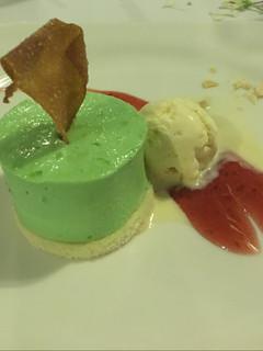 Una foto de Mousse de té Matcha con crujiente de almendras