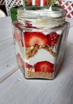 Una foto de Postre de frutillas en frasco