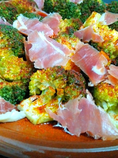 Una foto de Brócoli con jamón y pimentón. Rápido y fácil