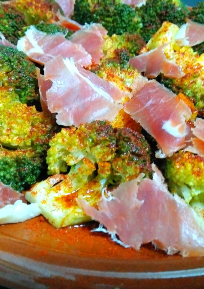 Una foto de Brócoli con jamón y pimentón. Rápido y fácil