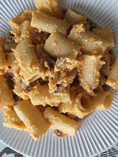 Una foto de Rigatoni con chorizo picante, queso y huevo