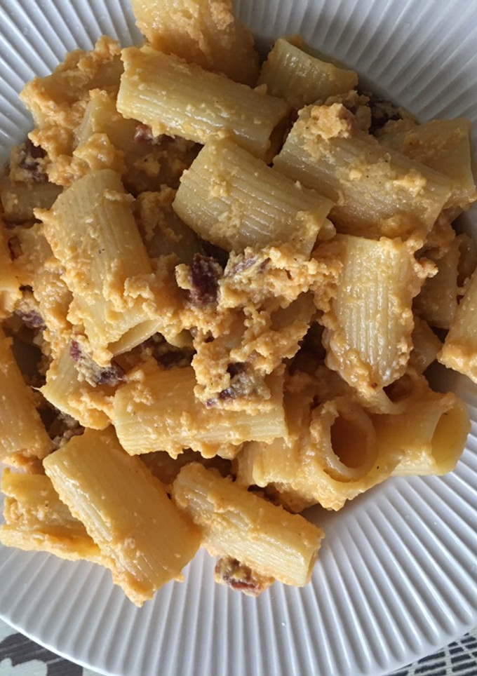 Una foto de Rigatoni con chorizo picante, queso y huevo