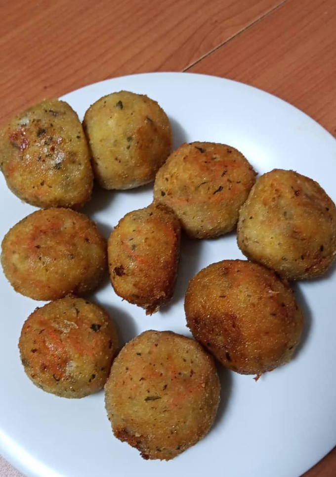 Una foto de Croquetas redondas de arroz Niçoise y queso
