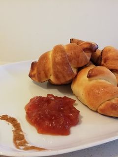 Φωτογραφία της συνταγής Κρουασάν βουτύρου με γέμιση μαρμελάδα μήλο και κανέλα