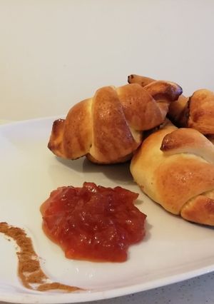 Φωτογραφία της συνταγής Κρουασάν βουτύρου με γέμιση μαρμελάδα μήλο και κανέλα