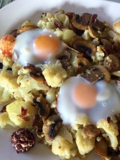 Una foto de Revuelto de champiñones con coliflor y queso de cabra
