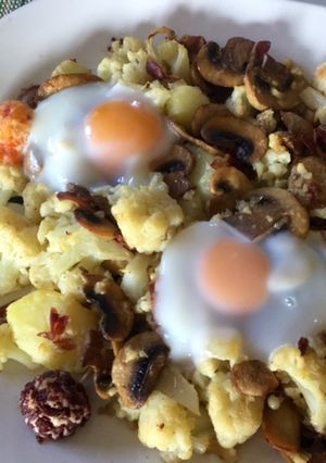 Foto principal de Revuelto de champiñones con coliflor y queso de cabra