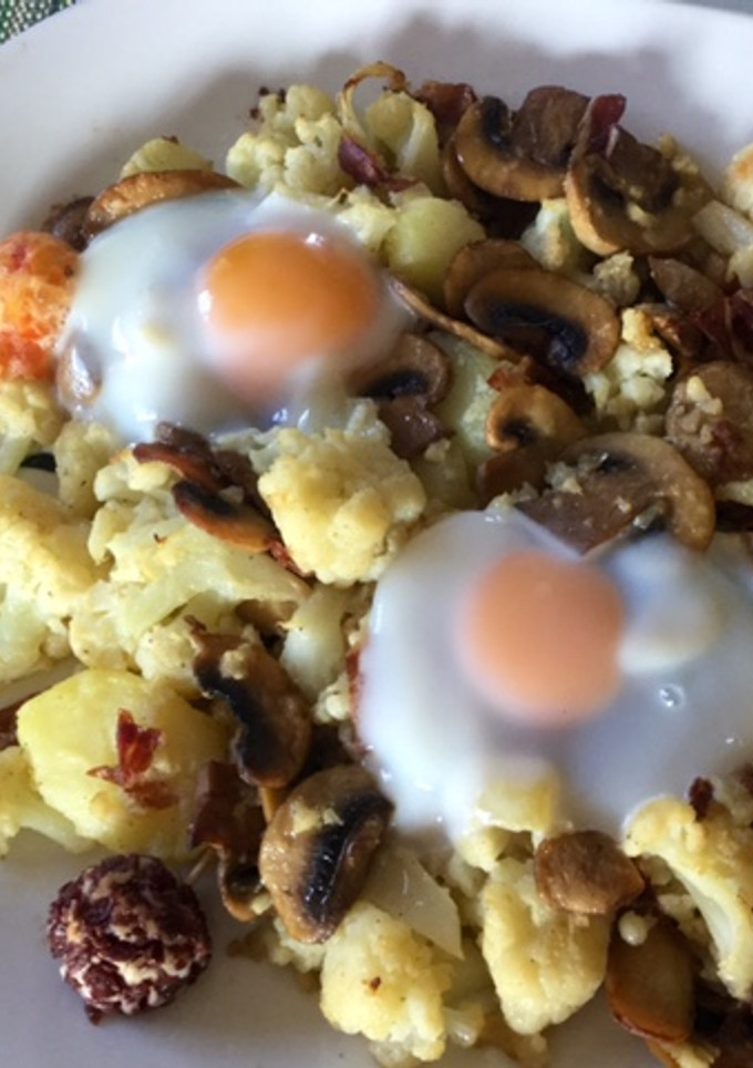 Una foto de Revuelto de champiñones con coliflor y queso de cabra