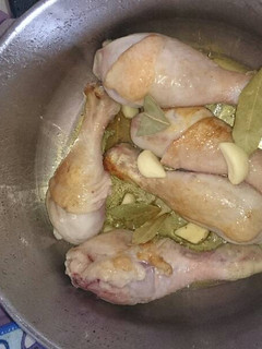 Una foto de Muslos de pollo en olla rápida