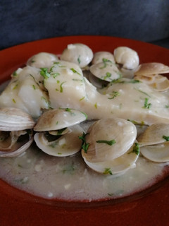 Una foto de Bacalao con almejas