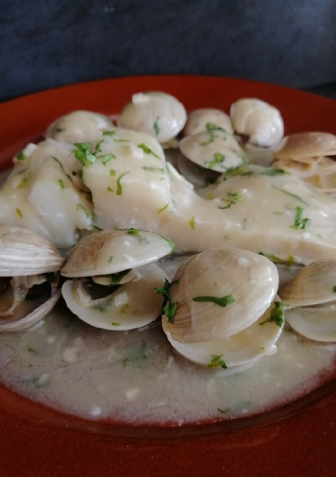 Una foto de Bacalao con almejas
