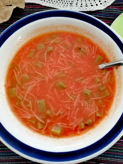 Una foto de Sopa de fideo con nopales
