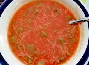 Una foto de Sopa de fideo con nopales
