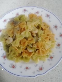 Una foto de Pasta con setas y gambas