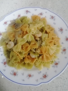Una foto de Pasta con setas y gambas