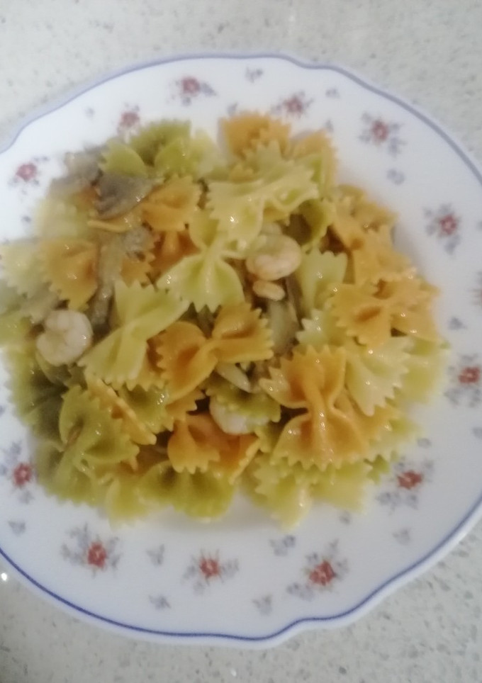 Una foto de Pasta con setas y gambas