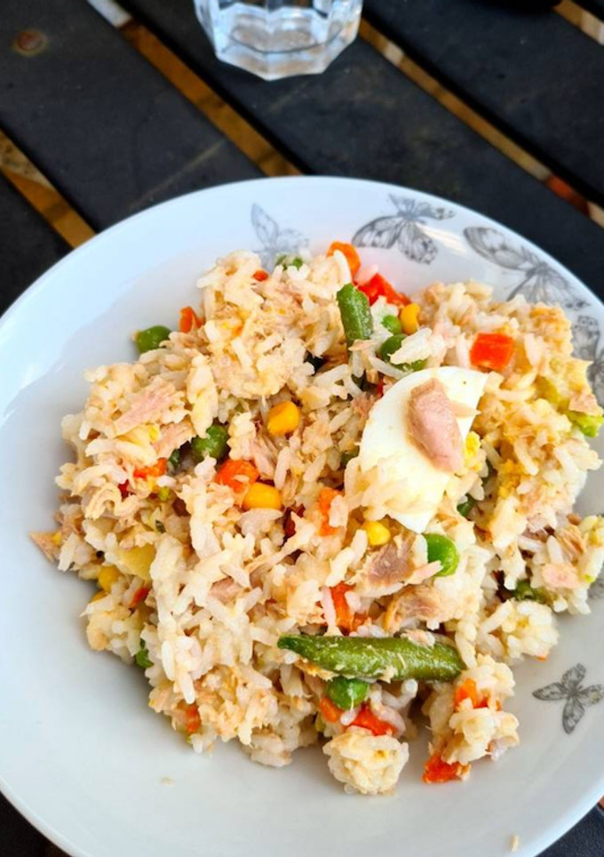 Una foto de Ensalada de arroz y atún🍚🐟