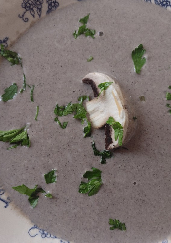 Una foto de Crema de champiñones con un color diferente