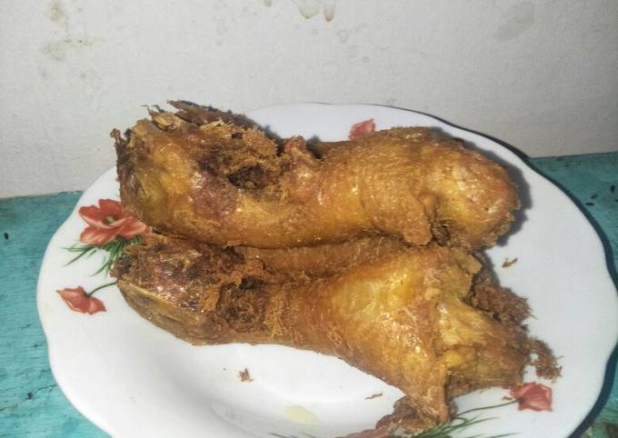 Kepala Ayam goreng bumbu kuning