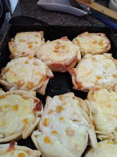 Una foto de Canastitas de choclo con salsa blanca