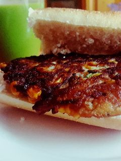 Una foto de Tortitas de espaguetis de calabacín y cebolla caramelizada