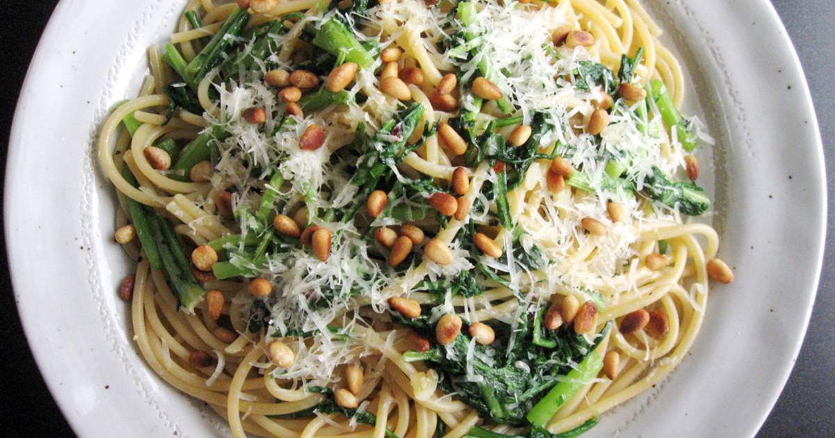 Spaghetti Aglio Olio Peperoncino e Shungiku (Edible Chrysanthemum