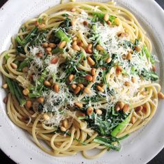 A picture of Spaghetti Aglio Olio Peperoncino e Shungiku (Edible Chrysanthemum).