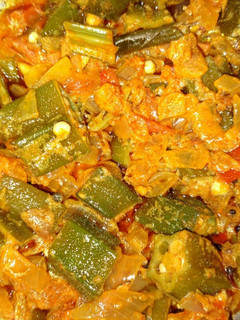 வெண்டைக்காய் தக்காளி கிரேவி (Vendaikkaai thakkaali gravy recipe in tamil) செய்முறை முக்கிய புகைப்படம்