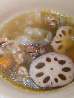 核桃銀耳蓮藕排骨湯（低醣生酮餐）（港式煲湯） 的食譜成品照片