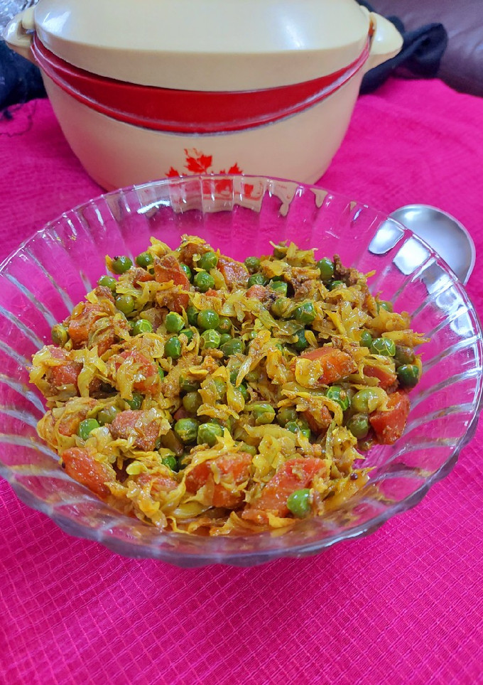 पत्ता गोभी गाजर मटर की सब्जी(patta gibhi gajar matar ki sabzi recipe in hindi) रेसिपी मुख्य फोटो