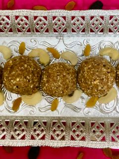 डिंकाचे लाडू (dinkache laddu recipe in marathi) रेसिपी चे मुख्य फोटो