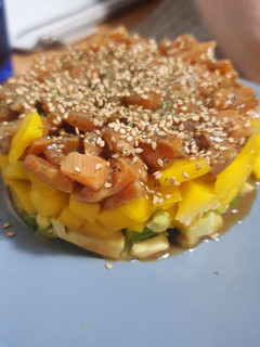 Una foto de Tartar de salmón con aguacate y mango