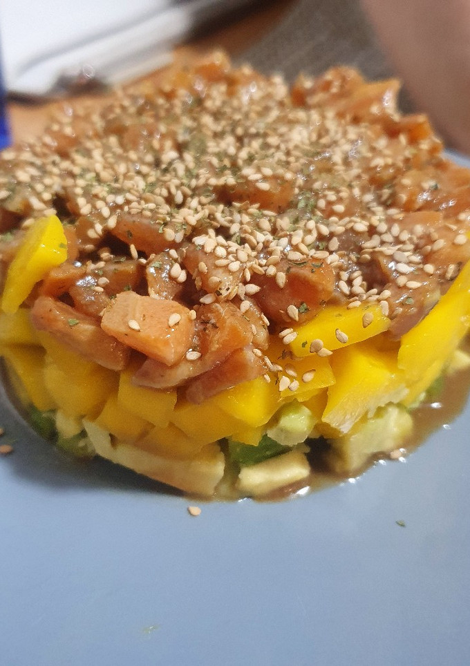 Una foto de Tartar de salmón con aguacate y mango