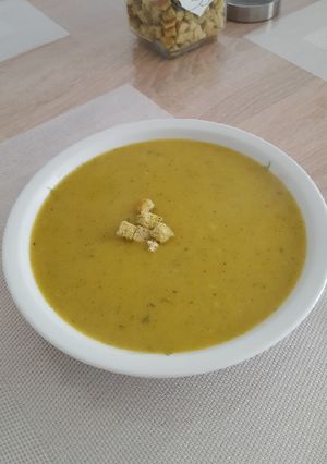 Fokhagymás zellerkrémleves, reszelt füstöltsajttal 🧀 recept fotója