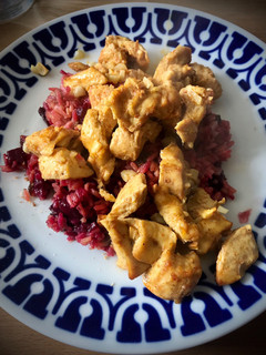 Una foto de Arroz rosa con pollo al estilo egipcio