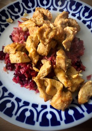 Una foto de Arroz rosa con pollo al estilo egipcio