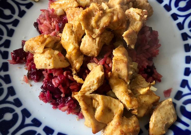Arroz rosa con pollo al estilo egipcio