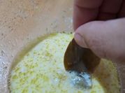 Una foto de dip de alcachofas